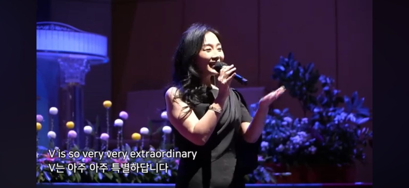무대에서 노래하는 재즈보컬리스트 써니문(문선희)