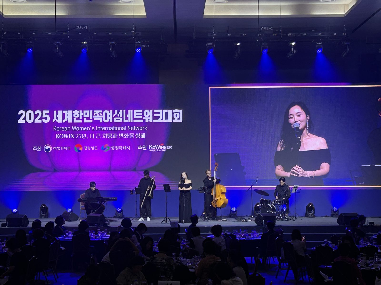 공공 행사에서 공연하는 써니문재즈밴드