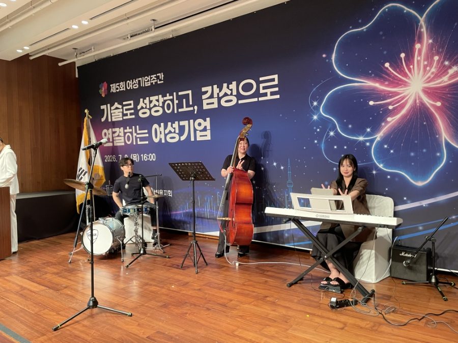 신라호텔 영빈관 에메랄드홀 무대에 세팅된 써니문재즈밴드 쿼텟 (피아노·베이스·드럼·보컬)