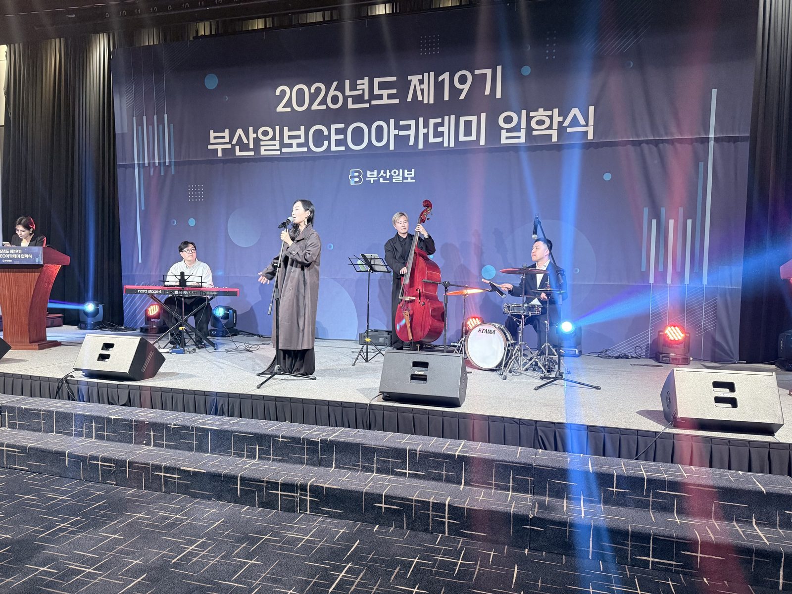 웨스틴 조선 부산 연회장 무대의 써니문재즈밴드 쿼텟